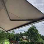 The Moderno Mol terrace awning is equipped with a cassette with a modern, eye-catching design