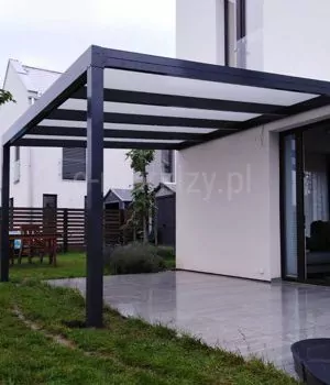 A solid aluminum construction and roof panels made of polycarbonate or glass are the features of the terrace roofings we offer.