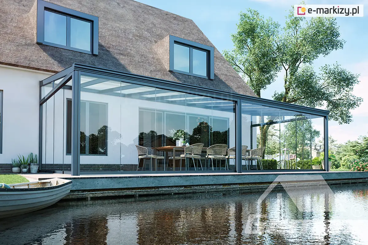 Gumax winter garden by the lake with a sealed enclosure of sliding glass walls, allowing you to admire beautiful views