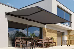 We distinguish two main types of shades: cassette awnings and non-cassette awnings.