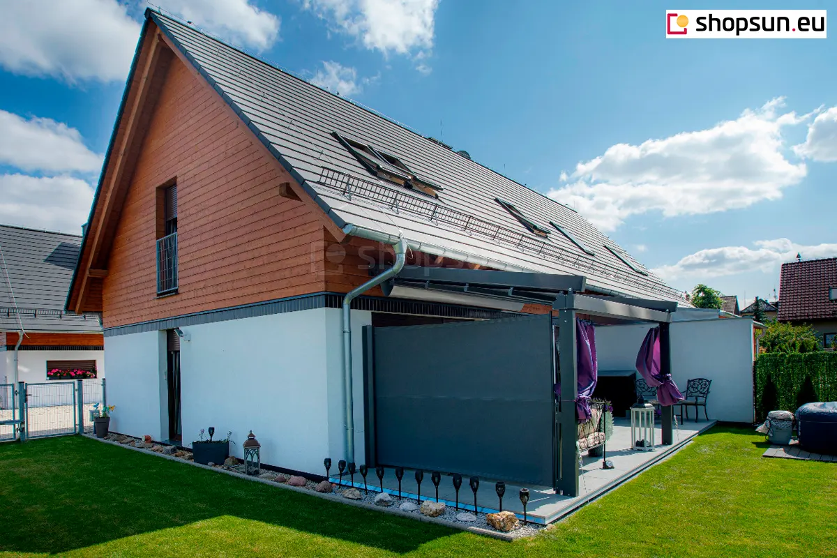 Terrace enclosed with a Bora awning and an aluminum pergola with a fabric roof - Selt side awnings